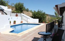 Pool mit Bistroterrasse